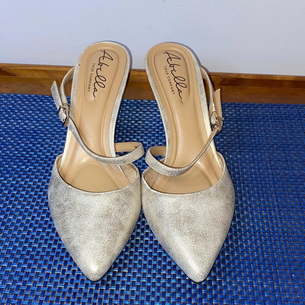 Abella Sienna shoes, NWOT, metallic goldtone